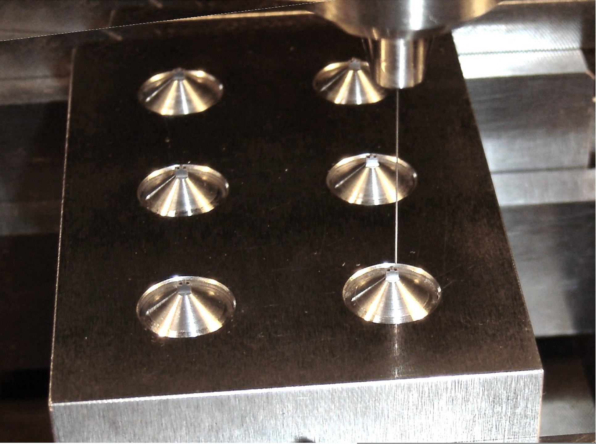 放電加工治具１